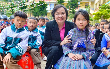 Xúc động chùm ảnh “Nối vòng tay ấm”, tiếp bước em đến trường hậu bão