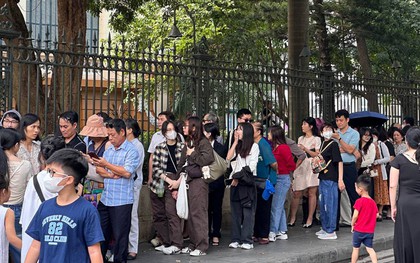 Ngay lúc này: Dòng người đông nghịt xếp hàng vào Bắc Bộ Phủ trong ngày cuối cùng của Lễ hội Thiết kế Sáng tạo