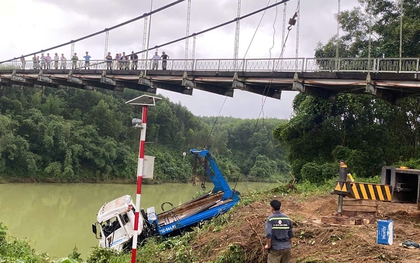 Trục vớt xe rác rơi xuống cầu treo, tiếp tục tìm kiếm 2 nạn nhân