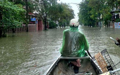 Huế mưa trắng trời, lũ dâng nhanh, người dân dùng thuyền di chuyển