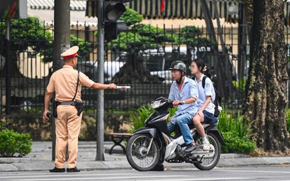 CSGT sẽ kiểm tra lý thuyết, thực hành với lái xe bị trừ hết điểm bằng lái: Trong 19 phút, tài xế bằng A1, B1 phải đạt số điểm này!