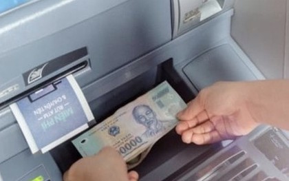 Có được nộp tiền tại cây ATM khác ngân hàng?