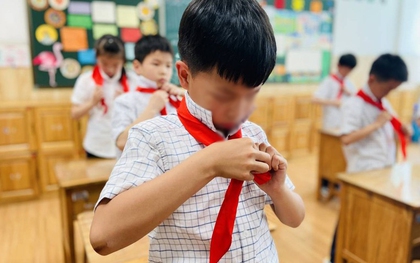 Tình huống xôn xao nhất lúc này: Học sinh quên khăn quàng, giáo viên áp dụng hình phạt gây tranh cãi