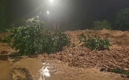 Quảng Nam: Sạt lở tại đường Hồ Chí Minh, giao thông ách tắc