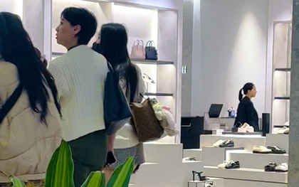 "Team qua đường" gặp Doãn Hải My cùng mẹ vợ hot nhất làng bóng đá đi shopping, chân dài thẳng tắp chiếm spotlight