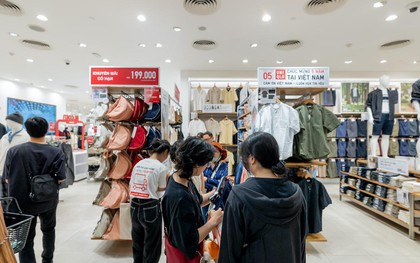 Ngày đầu diễn ra đợt ưu đãi "hấp dẫn" nhất năm của UNIQLO: Giới trẻ khoe túi nặng trĩu tay với áo HEATTECH, túi Bán Nguyệt giá hời