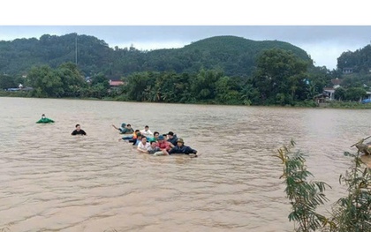 Cứu một học sinh, người đàn ông ở Quảng Bình bị lũ cuốn tử vong