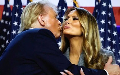 Bộ váy 6.900 USD của bà Melania mừng ông Trump thắng cử