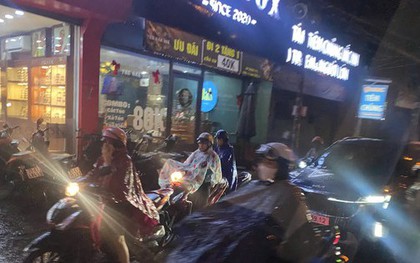 Mưa lớn trái mùa, người dân TPHCM vất vả di chuyển về nhà