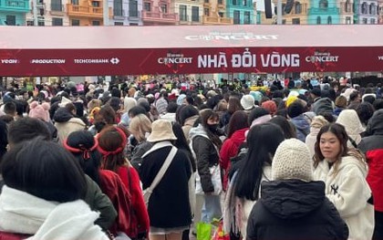 Khán giả xếp hàng giữa trời 12 độ C xem concert Anh trai vượt ngàn chông gai