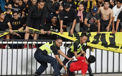 CĐV Thái Lan và Malaysia đánh nhau gây cảnh đổ máu