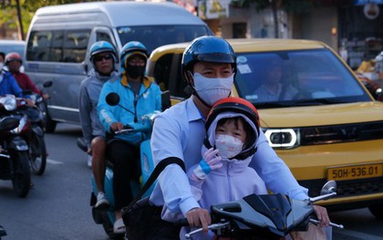 Người dân TPHCM "lạnh cóng tay" khi ra đường sáng nay