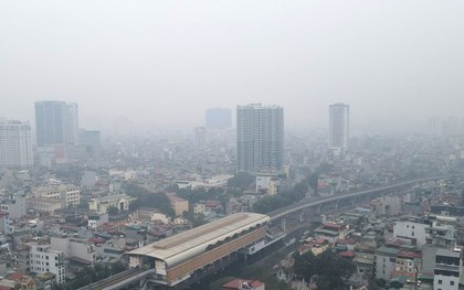 Hơn 10 giờ sáng, Hà Nội vẫn chìm trong sương mù dày đặc