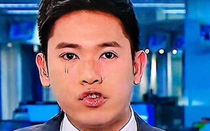 Nam MC khóc không ngừng khi đưa tin về bất động sản lao dốc