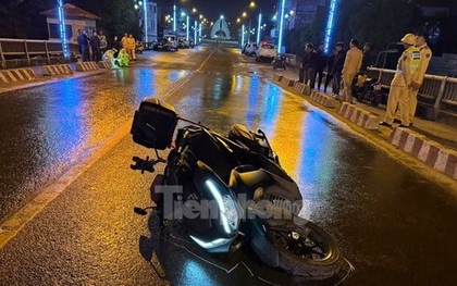 Đâm xe máy vào dải phân cách ở Hoà Bình, hai người Hàn Quốc thương vong