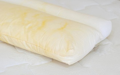 Cách làm sạch ruột gối bị ố vàng