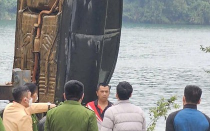 Phát hiện thi thể trong ô tô rơi xuống hồ thủy điện Hòa Bình