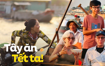 Khách Tây dậy sớm ăn bánh canh, uống cà phê trên chợ nổi, thích thú trải nghiệm không khí Tết miền Tây