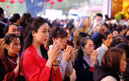 “Biển người” chen chân đi lễ Phủ Tây Hồ, nhiều hàng bánh tôm kiếm bộn tiền trong ngày Tết