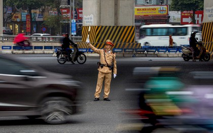 CSGT Hà Nội cắm chốt chống ùn tắc đảm bảo an toàn cho người dân trên đường trở lại thành phố sau Tết