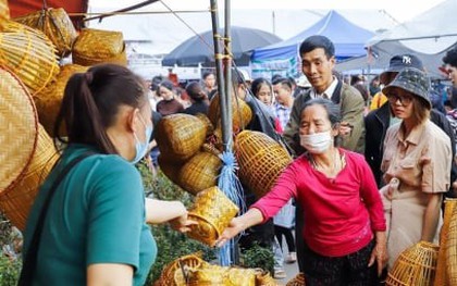 Vạn người đổ về chợ Viềng “mua may bán rủi”, đi lễ Phủ Dầy đầu năm mới