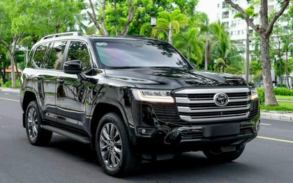 Toyota Land Cruiser LC300 bị hét giá "bia kèm lạc" tới gần 1 tỷ đồng, thiếu chìa giao khách