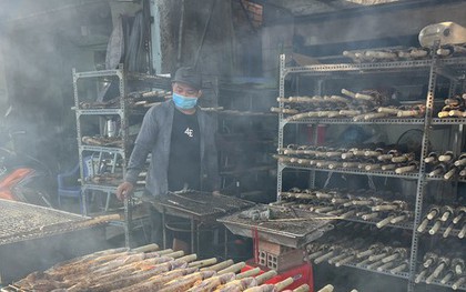 Phố "cá lóc nướng" ở TPHCM nổi lửa xuyên đêm trước ngày vía Thần Tài