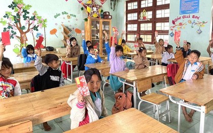Trở lại lớp sau kỳ nghỉ Tết, gần 1 vạn học sinh ở vùng cao Quảng Nam nhận lì xì