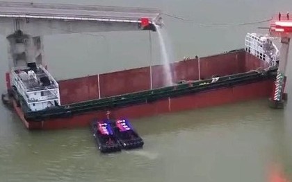 Sà lan đâm gãy cầu ở Trung Quốc, nhiều phương tiện rơi xuống sông