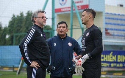 HLV Troussier trở lại Việt Nam, gặp thủ môn Việt kiều ở sân tập