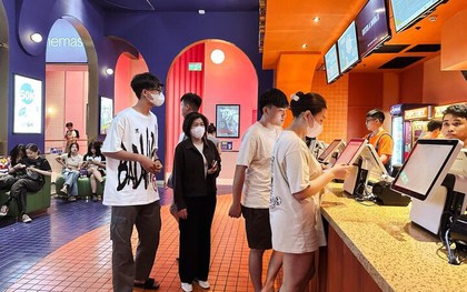 Khán giả TP.HCM thất vọng vì nửa đêm vẫn không mua được vé Đào, phở và piano