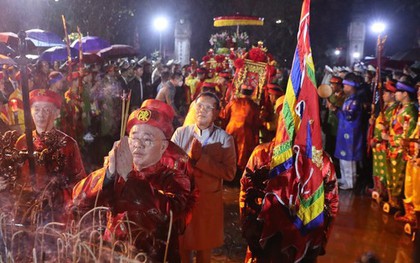 Dòng người đổ về dự khai ấn đền Trần dưới mưa lạnh, đặt 70 chốt an ninh