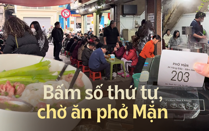 Hà Nội: Người dân xếp hàng bấm số thứ tự, chờ nửa tiếng để được ăn tô phở mặn Gầm Cầu