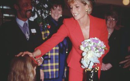 Vương phi Diana từng sử dụng một chiếc túi xách nhiều đến mức hãng đặt lại theo tên của bà, món đồ này hiện có giá bao nhiêu?