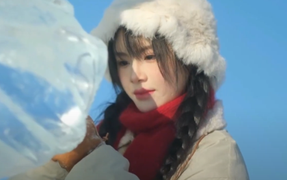 Nữ streamer xinh đẹp nhận cái kết đắng khi livestream dưới thời tiết -12 độ