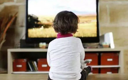 Bộ não trẻ thích xem TV, điện thoại và trẻ thích đọc sách lớn lên có sự khác biệt lớn, cha mẹ cần lưu ý