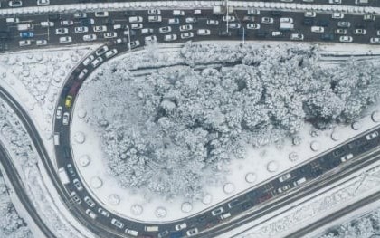 Bão tuyết Trung Quốc làm gián đoạn giao thông, cả triệu người có nguy cơ mắc kẹt