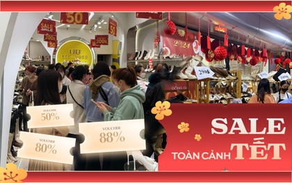 Toàn cảnh sale Tết: Phố thời trang bày hàng giảm giá la liệt dưới đất, giày dép - quần áo đồng giá chỉ từ 99k