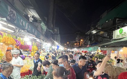 Chợ hoa lớn nhất TPHCM đông nghịt rạng sáng 28 Tết