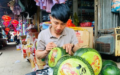 Dưa hấu tỉa thành hình rồng vàng, giá cao vẫn đắt khách