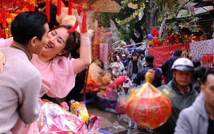 Người dân Hà Nội tấp nập xuống phố chiều 29 Tết, một cặp đôi showbiz cũng rạng rỡ chụp ảnh trên phố Hàng Mã