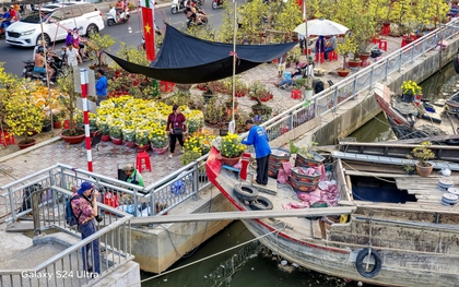 Rực rỡ sắc màu hoa xuân "Trên bến, dưới thuyền" ngày 30 Tết ở Sài Gòn qua ống kính Galaxy S24 Ultra