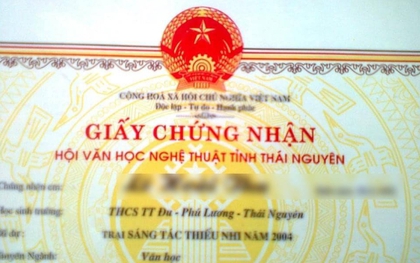 Khoe tờ giấy chứng nhận từ năm cấp 2, cô gái khiến dân tình nghi ngờ: Thực sự có người sinh ngày này?