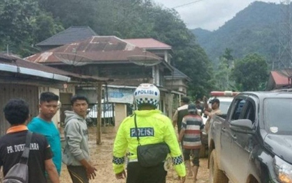 Hàng chục nghìn người sơ tán do lũ lụt, lở đất ở Indonesia