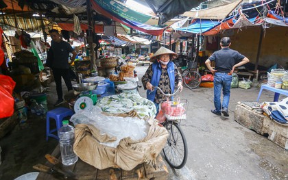 Hà Nội: Chợ Mai Động đóng cửa đột ngột, tiểu thương giảm giá 90% để thanh lý hàng