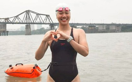 Ánh Viên thích thú thử thách bơi ở sông Hồng