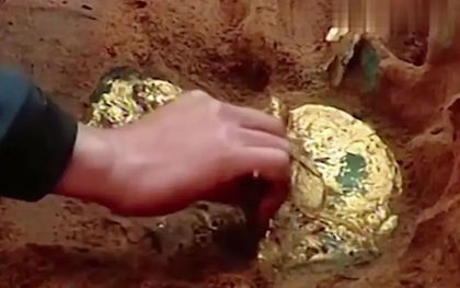 Công nhân phát hiện tảng đá xanh mạ vàng kỳ lạ, tức tốc báo người: Đào sâu 10m, ai nấy đều thất kinh