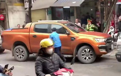 Hà Nội: Bị công an kiểm tra lỗi dừng đỗ, tài xế rồ ga gây tai nạn bỏ chạy hàng chục km