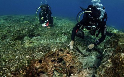 10 tàu ma bao vây hòn đảo Hy Lạp, xưa nhất 5.000 năm tuổi