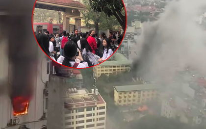 Khói đen nghi ngút từ đám cháy một trường THCS ở Hà Nội, học sinh khẩn trương sơ tán